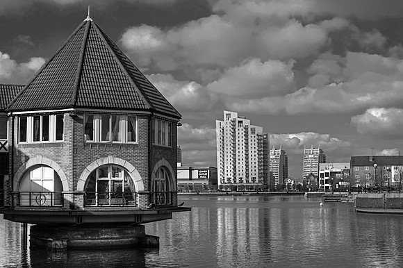 SALFORD QUAYS ROUND HOUSE MONO HDR MSP0002048