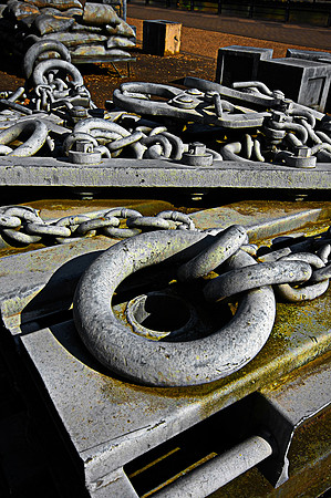 CHAINED UP-HDR MSP0000874